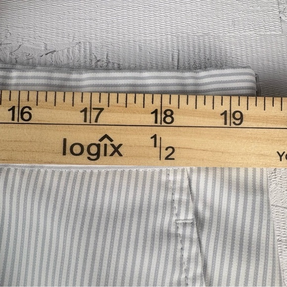 Nike Golf Men's Pin Striped White and Gray Casual Golf Shorts Sz 38 - Picture 4 of 6